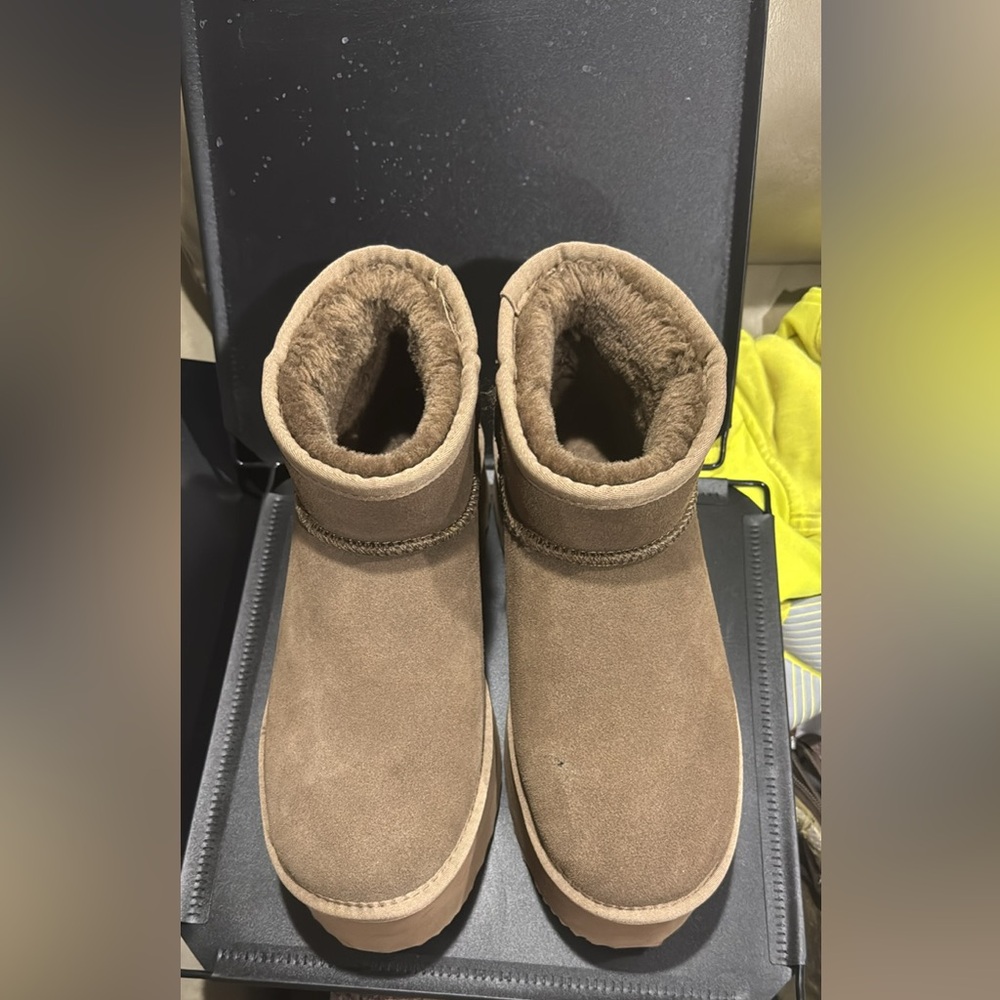Dupe platform UGGs women’s size 9 1/2